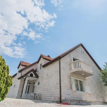Mandic Apartment *